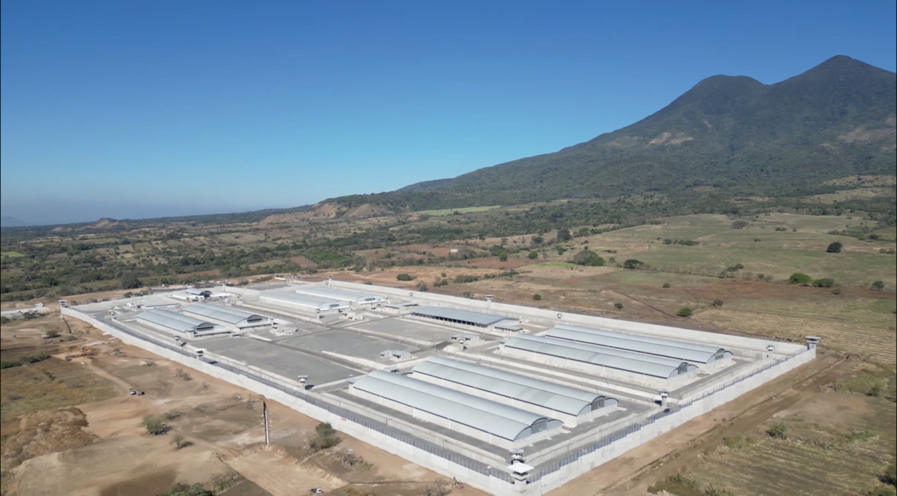 Vista aérea del Centro de Confinamiento del Terrorismo (CECOT) en Tecoluca, El Salvador.