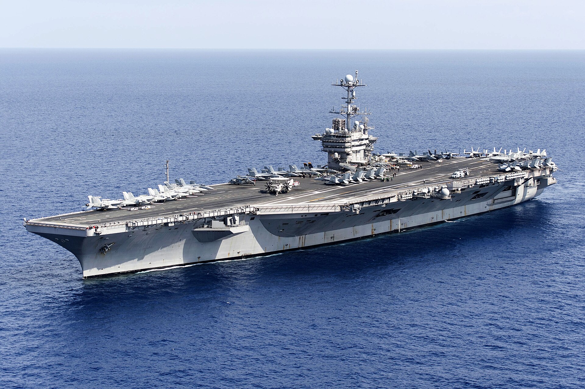 El portaaviones USS Harry S. Truman (CVN-75) navegando por el océano Atlántico